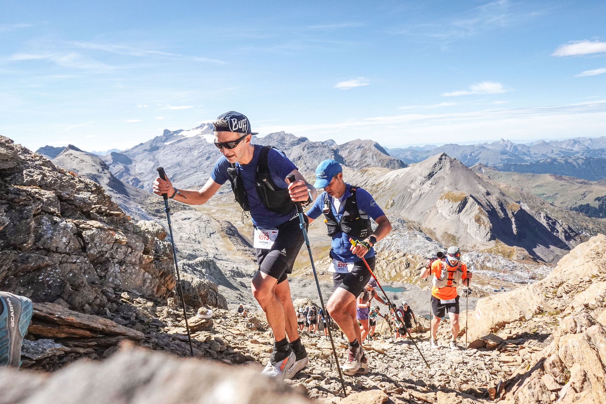 Matthias Bachmann mit Laufstöcken auf einem Bergkamm im Wettkampf