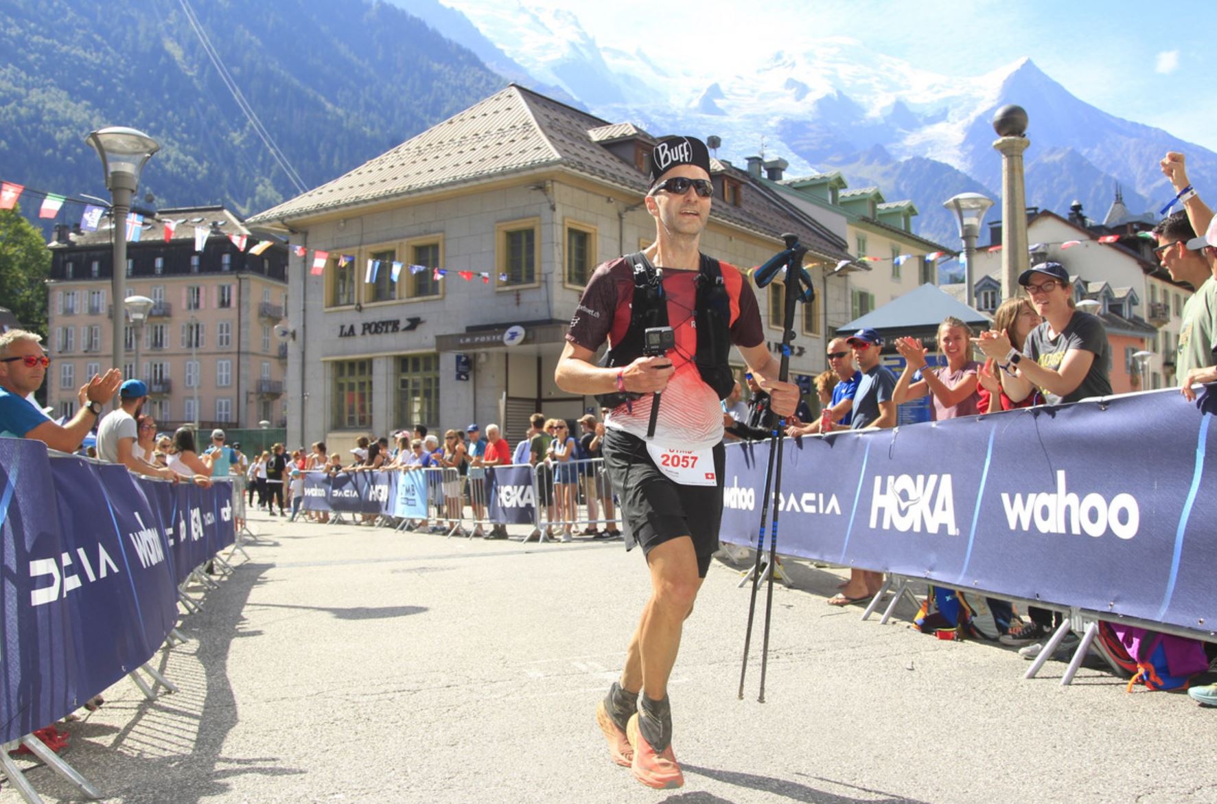 Matthias Bachmann im Zielgang des UTMB mit Zuschauern am Gitter