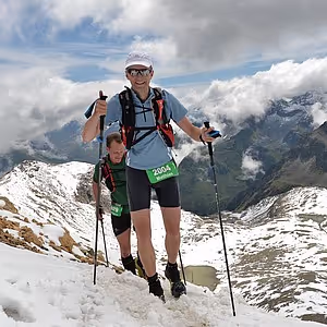 Matthias Bachmann mit Laufstöcken in einem Schneefeld